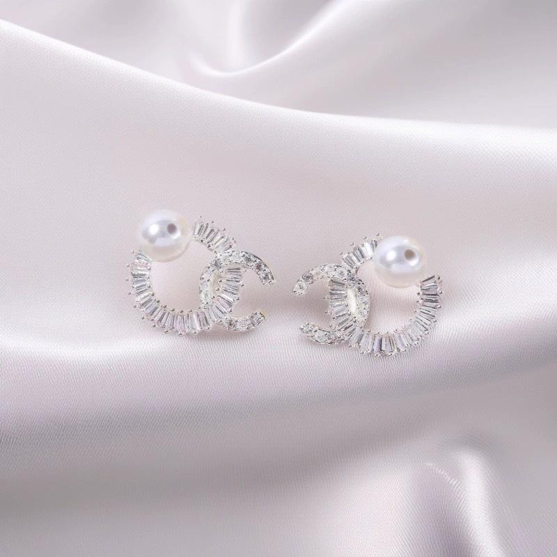 Элегантные серьги-гвоздики с цирконами – Минималистичный и изысканный дизайн