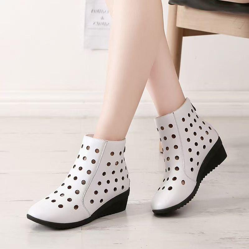 Женские летние кожаные ажурные ботильоны большого размера прохладные с круглым носком дышащей мягкой подошвой нескользящие на молнии на танкетке с вырезами до щиколотки 34 белый 3590₽