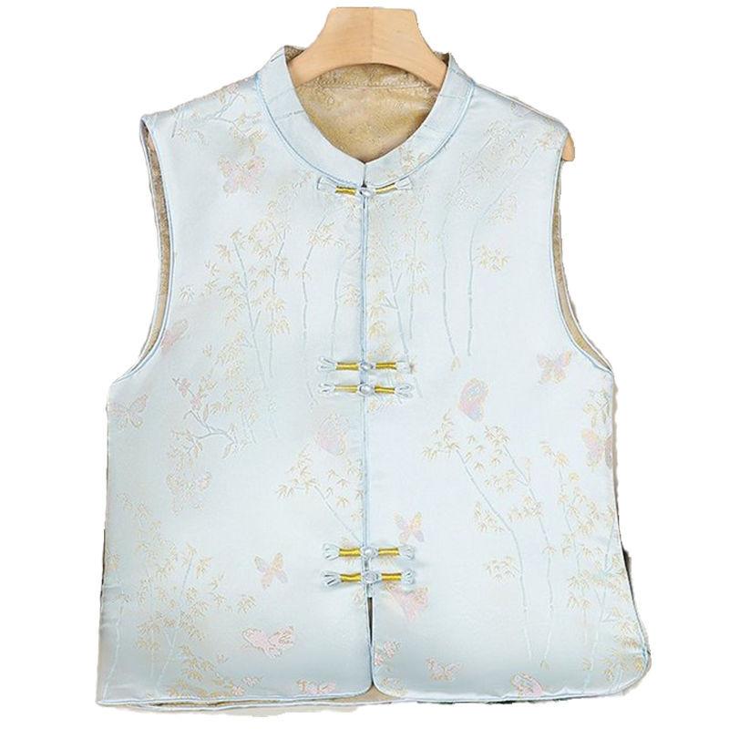 The new vest in early spring wears a delicate vest and a vest top.