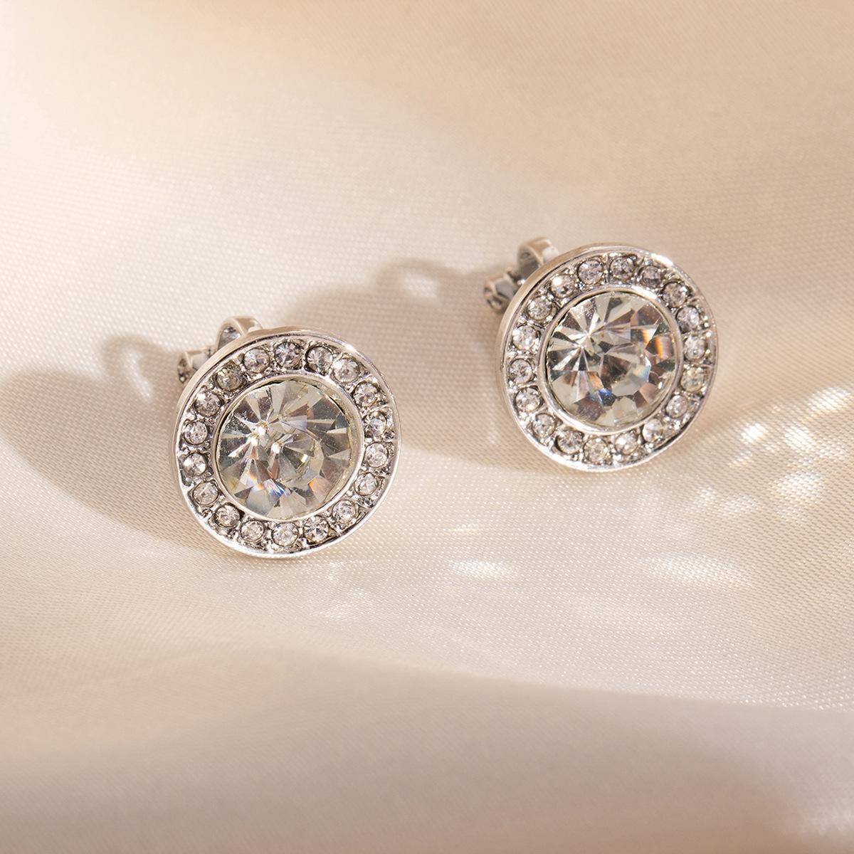 High-End Sense Of Simple And Small Zircon Diamond Earrings, Light Luxury Super Flash Design Sense Of Small Fragrant Temperament Ear Buckle