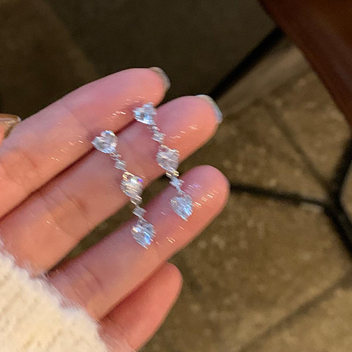 Light luxury, sweet and cool love, fringed stud earrings, niche design, earrings, earrings ins wind, no ear clips.