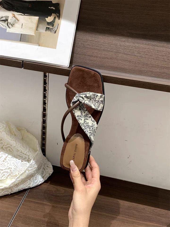 Koreanischer Nationalstil Keilabsatz Fee Ein-Wort-Slipper Damen Sommerbekleidung 2025 neu Französischer Abend mit Rock coole Slipper