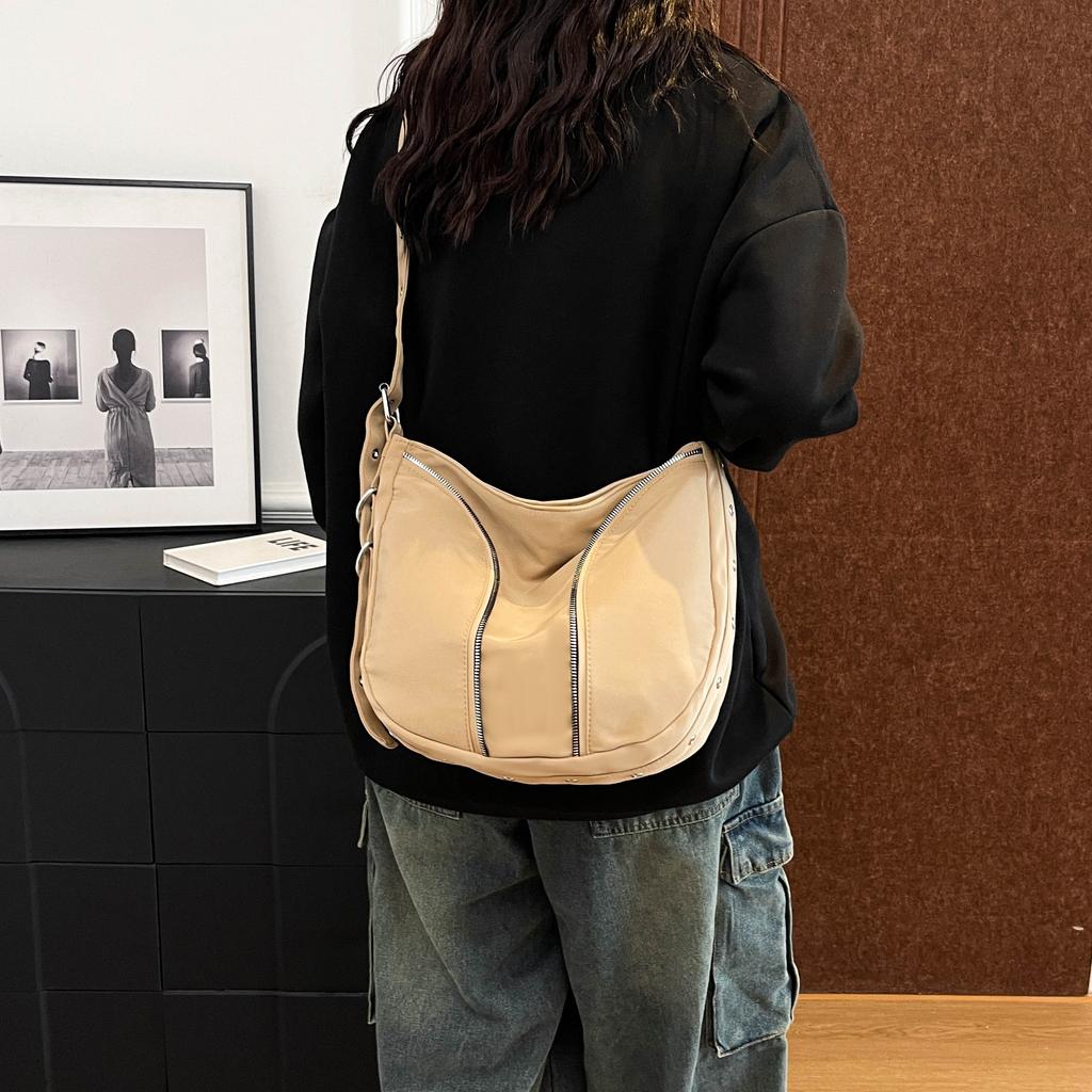 Leisure Soft Surface Nylon Cloth Bag for Women  New Fashionable and Versatile Ins Crossbody Bag, Popular Bucket Bag