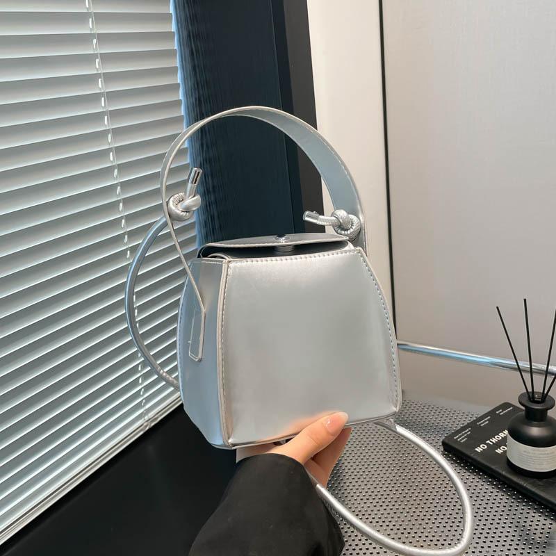 Hochwertige Nischen-Handtasche quadratische Box-Tasche Damen 2025 Frühling Neu Trendiges ausländisches Persönlichkeitsdesign Schulter-Umhängetasche