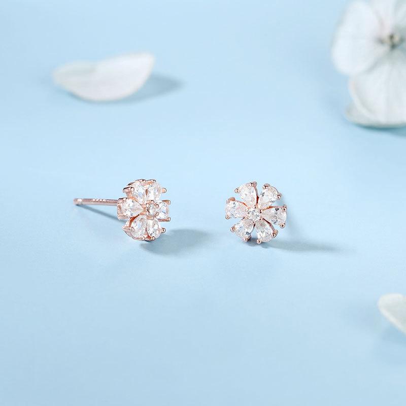 Zircon Flower Earrings Small Fresh and Elegant Earrings Simple Design and Elegant Feeling.
