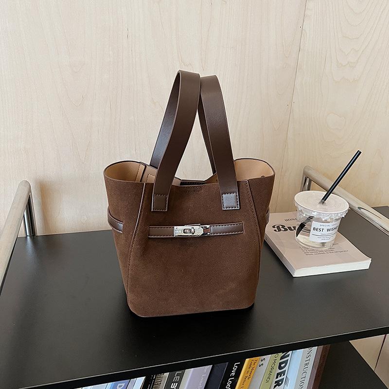

This year s popular small bag women s autumn and winter retro 2025 new versatile single shoulder crossbody mother bag bucket bag темно-коричневого
