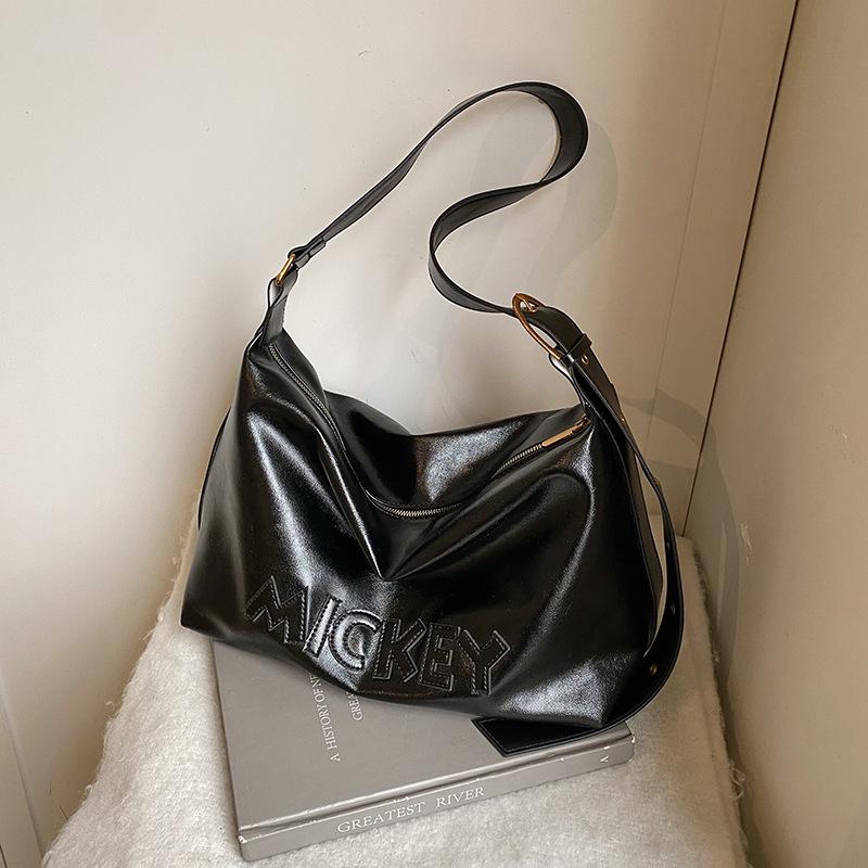 

Retro bag women s large-capacity new versatile shoulder messenger bag, premium texture commuter dumpling bag