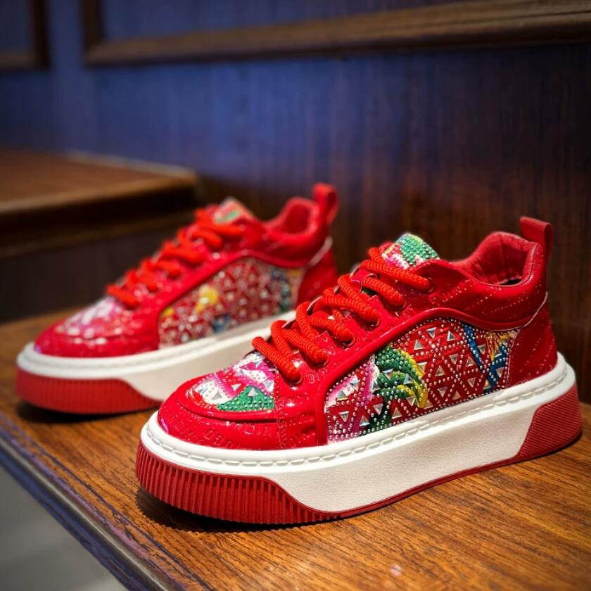 Die beliebten Herrenschuhe sind voll von Diamant-Board-Schuhen, Friseur-Schuhen und Bühnen-Stoffschuhen mit A11-Aufdruck