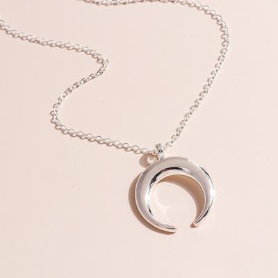 Fashionable Temperament Short Collarbone Chain Personalized Crescent Pendant Necklace