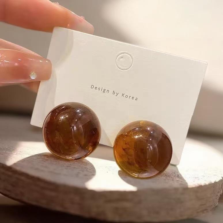 Hong Kong Style Amber Teardrop Earrings: Retro U-Shaped Beaded Ear Cuffs, Light Luxury Fashion Accessories