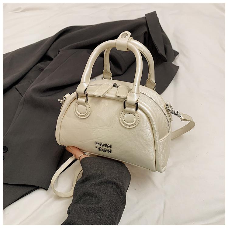 

2025 Korean version niche design portable bowling bag women s spring and summer new trend retro versatile shoulder messenger bag