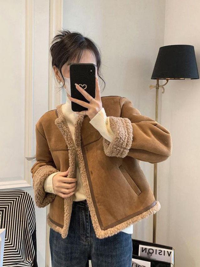 Damski zimowy krótki płaszcz w koreańskim stylu 2025, luźny, z futrem, podszewką z pluszu i grubą wełną jagnięcą.