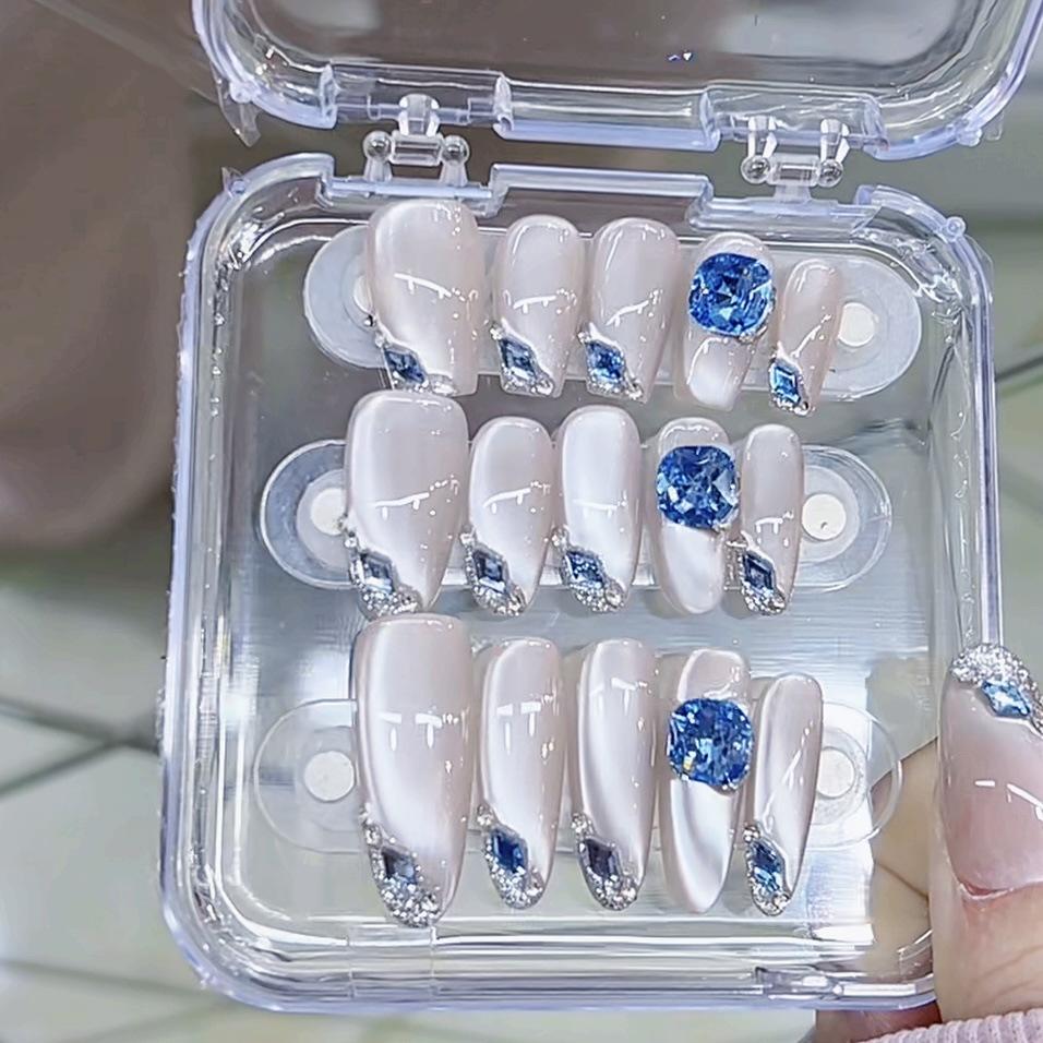 

Плетеный вручную Доспех Весна-Лето Новый Ледяной Прозрачный Синий Бриллиант Высококлассный Температурный Ледяной Прозрачный Трехмерный Кошачий Глаз Нейл-арт Large L