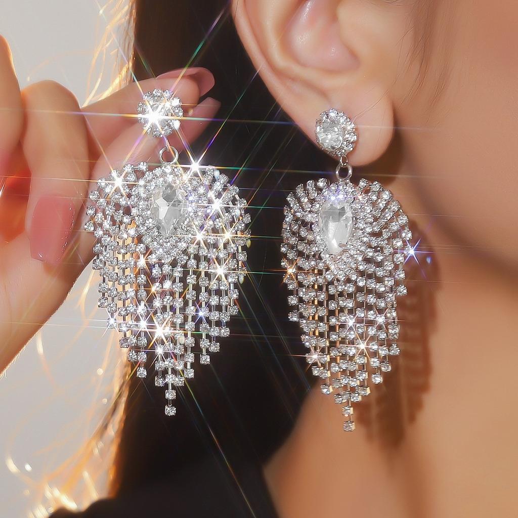 Luxuriöse Ohrringe mit langen Fransen und Strasssteinen