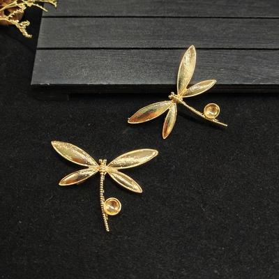 Handgefertigte Libellenbrosche mit Jadeimitat & blauem Perlmutt, elektrophoretische Oberfläche für Hanfu-Stil.