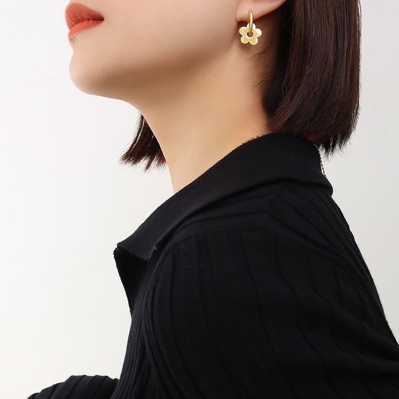 18K Gold Plated Stainless Steel Christmas Flower Ear Cuffs - European & American Style, Influencer-Approved, Cute Earrings.