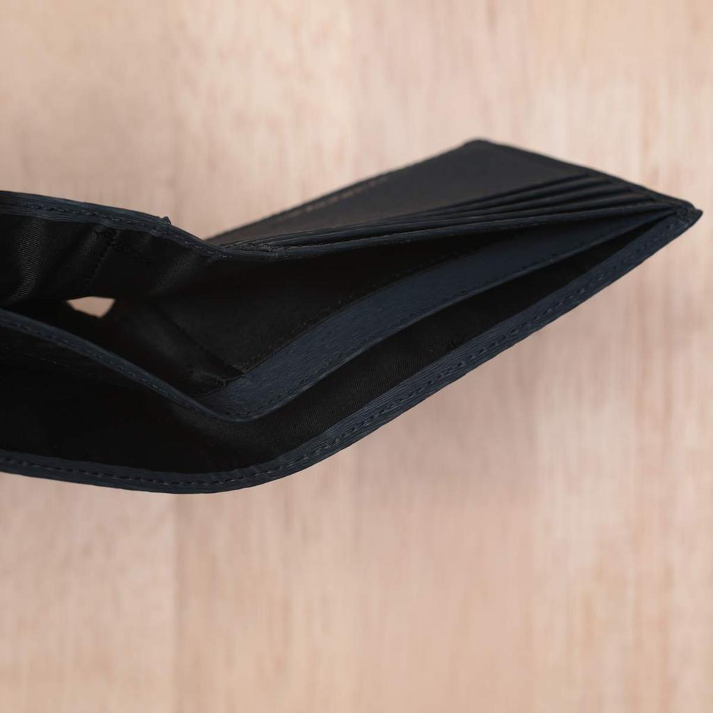 Porter Aktuelles Portemonnaie von Yoshida Dieses und ein einfaches Bifold-Portemonnaie haben kein Münzfach und sind aus Rindsleder mit einer Jacquard-Gerbung Made