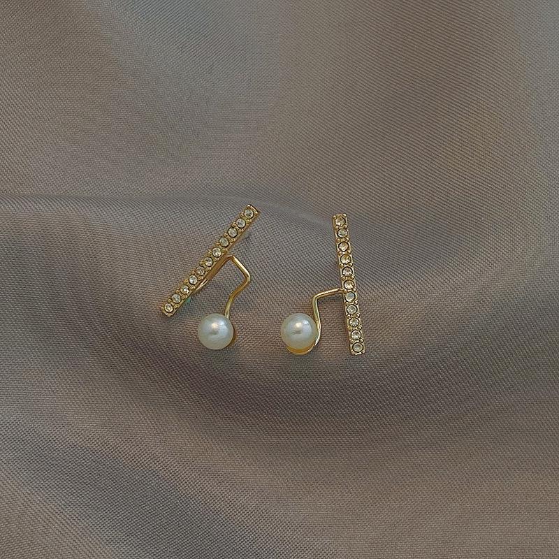 

Korean S925 Silver Pearl Earrings with Metal Inlaid Diamonds