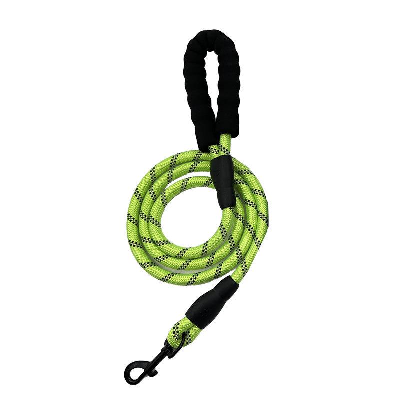 

Светоотражающий, ударопрочный поводок для собаки с ручкой из пеноматериала Small (0.8*150CM) зелёный