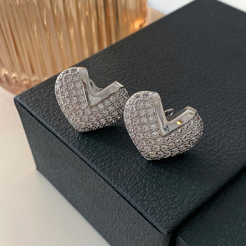 Damenmode Ohrringe mit Diamanten besetztem herzförmigem Silberstift - Elegantes und luxuriöses Design