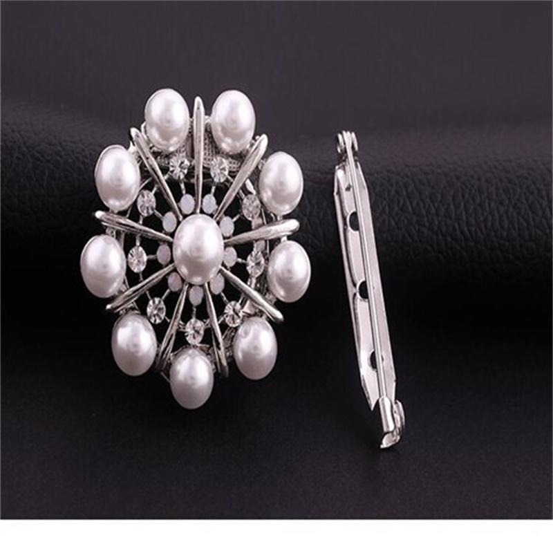 Temperament Delicate White Pearl Rhinestone Snowflake Brooch Accessories Pin Women 'S Scarf Button