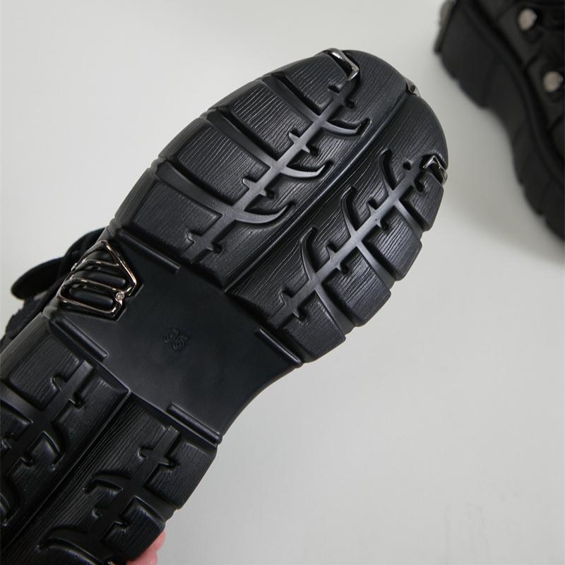 Nové podzimní zima Dámská kovová platforma Nízké kožené punkové boty Muži tmavé boty na motorku Outdoor Unisex tenisky Obuv