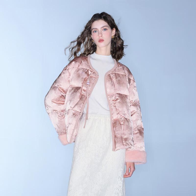 

Женский жаккардовый пуховик с 90% пуха белой утки XL