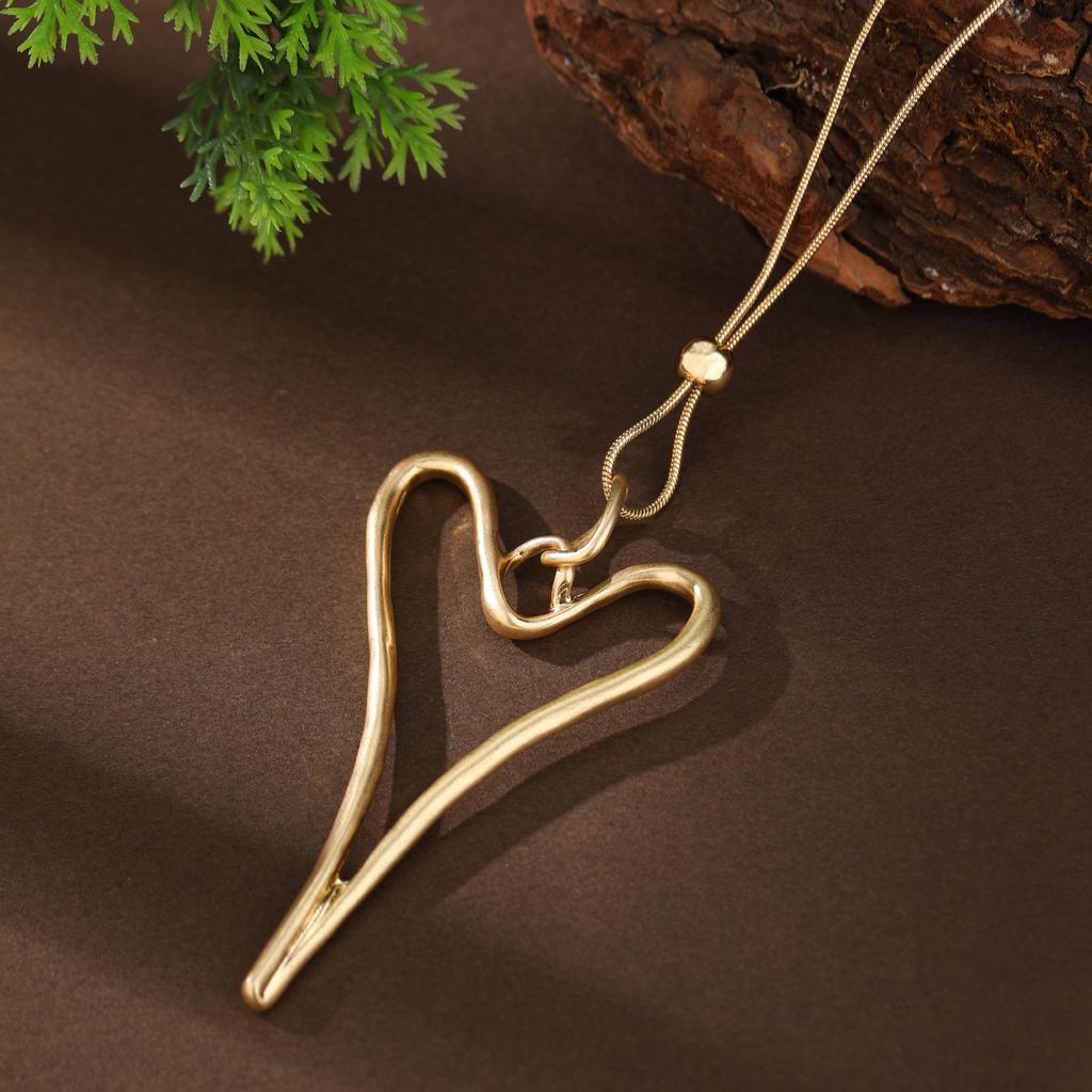 Novo pingente longo geométrico oco fosco de amor, colar simples feminino de alta qualidade com fecho de puxar em forma de coração