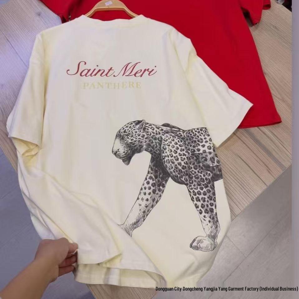 Camiseta de algodón de manga corta holgada con estampado de leopardo: un estilo urbano moderno, fresco y a la moda.