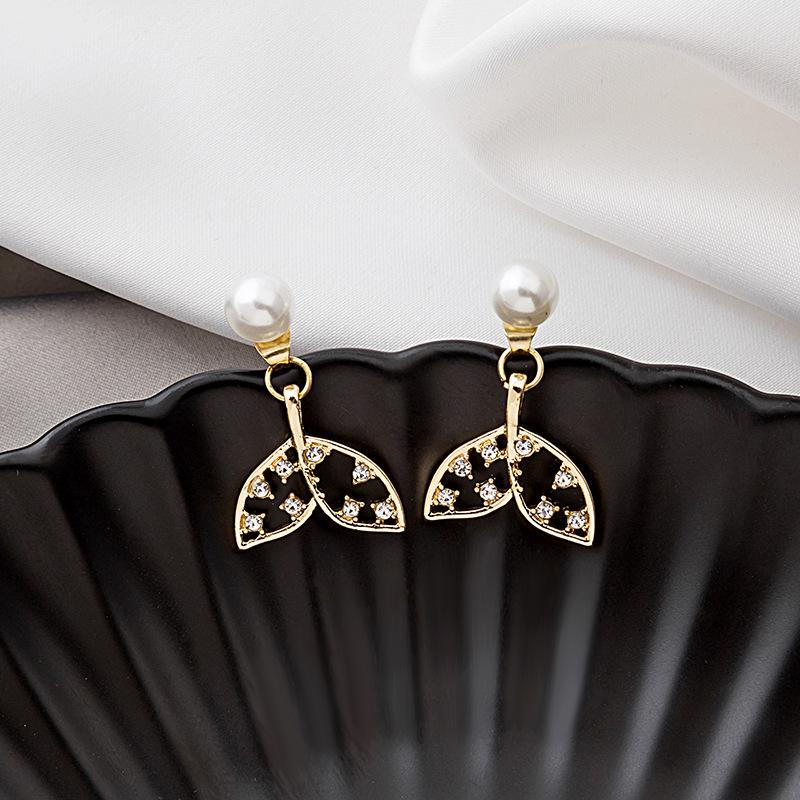 925 Hollow Fishtail Diamond-Encrusted Girl Earrings, One Pair Of Pearl Stud Earrings With Rear Hanging.