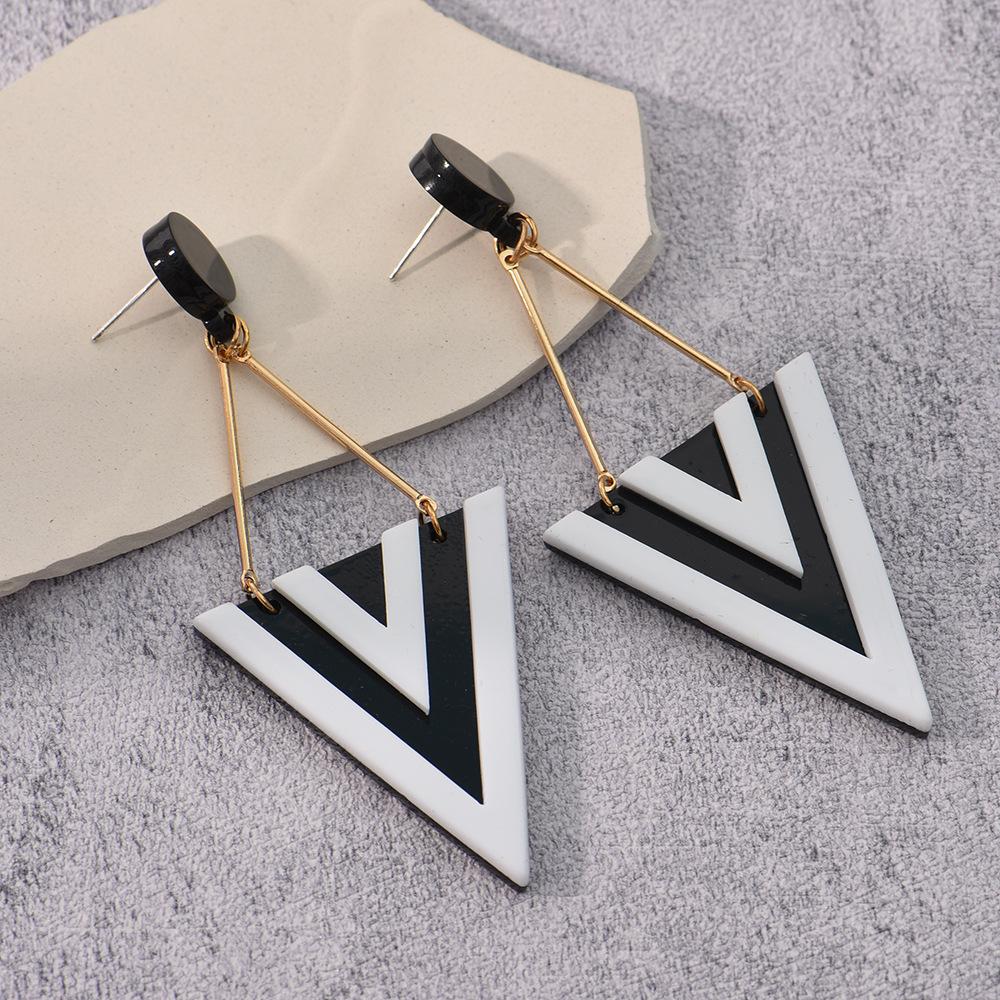 Unique Black White Color Triangle Drop Earrings for Women Korean Minimalist Geometric Acrylic Long Earrings Party Zircon