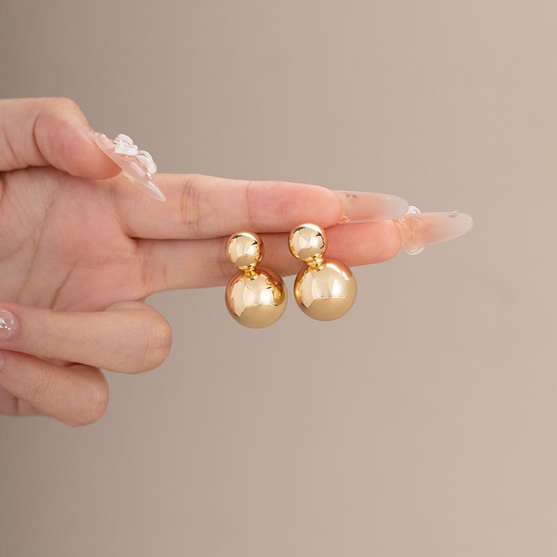 

Маленькие круглые блестящие серьги-клипсы без проколов ушей, в виде комариной спирали