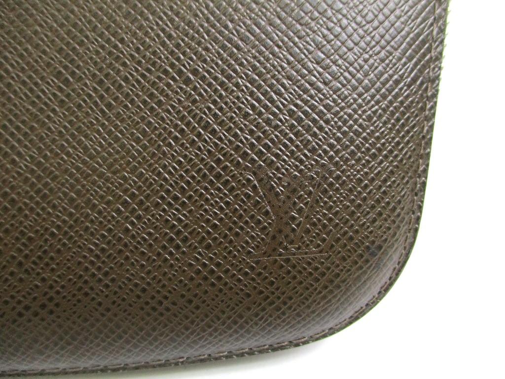 Authentic LOUIS VUITTON Taiga Dark Brown Leather Round Zip Wallet Travel Case #a856  Refurbished