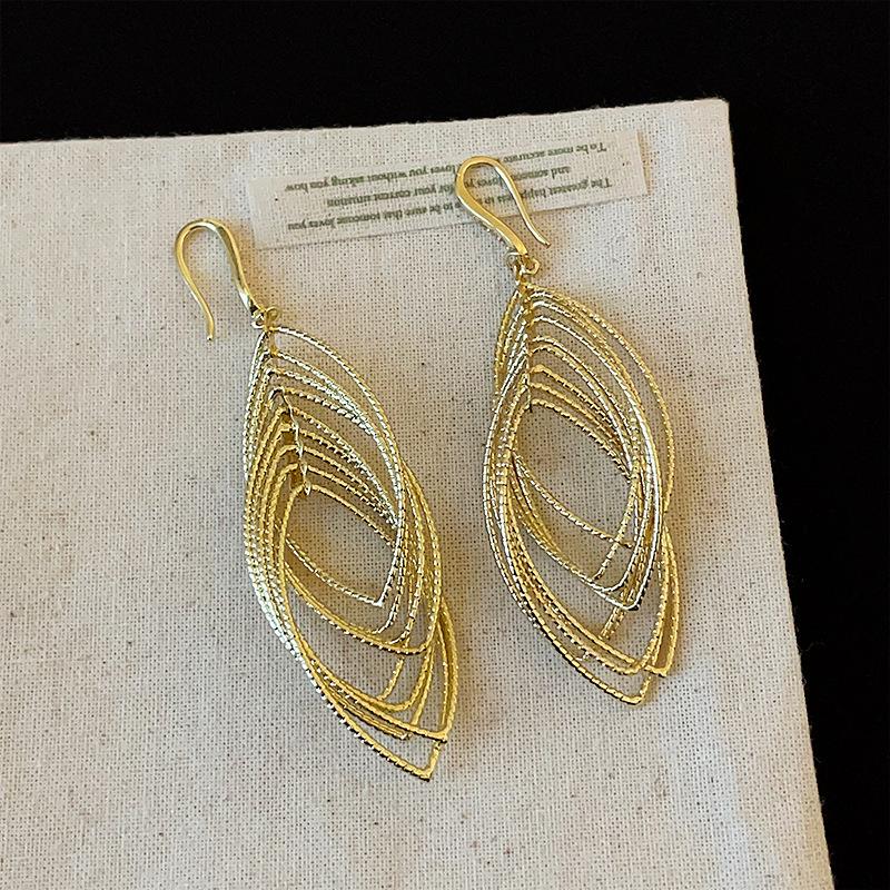 Metal zircon oval pleated hollow pendant ear hook European and American ins temperament earrings light luxury high-end earrings