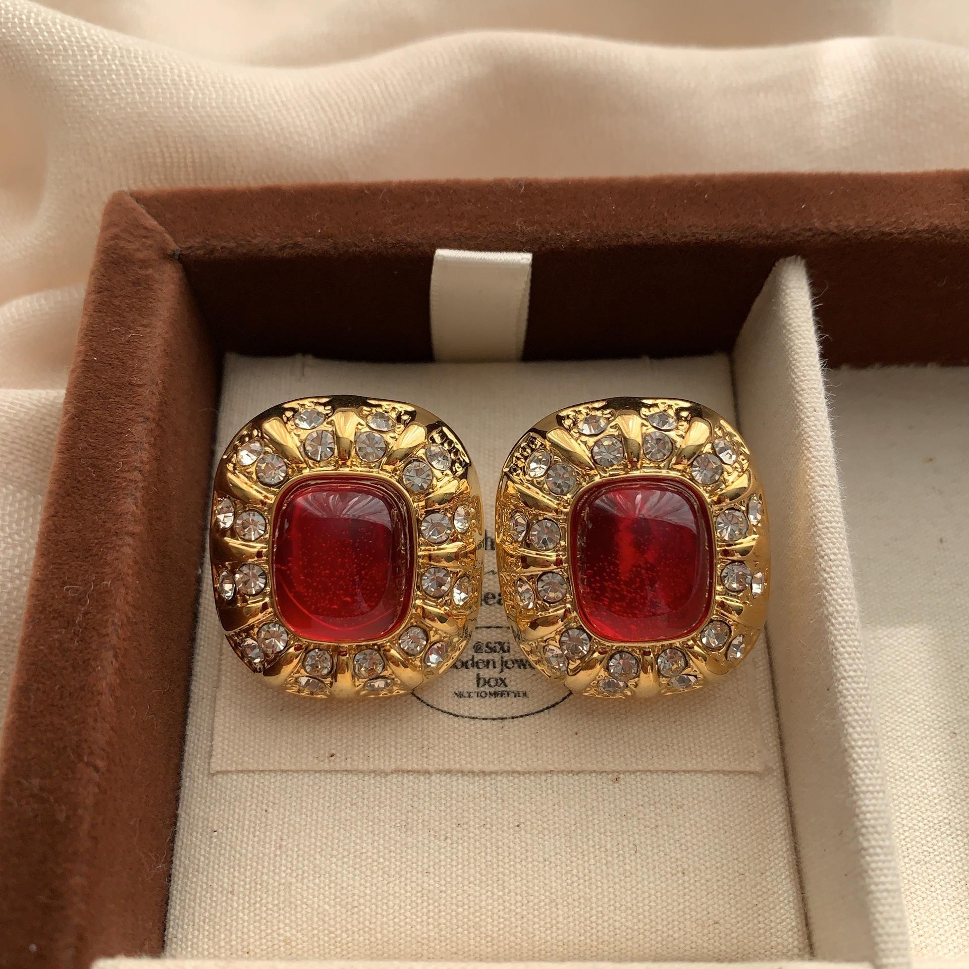 

Square gemstone stud earrings women s retro court luxury niche design gorgeous high-end fashion grand and exquisite