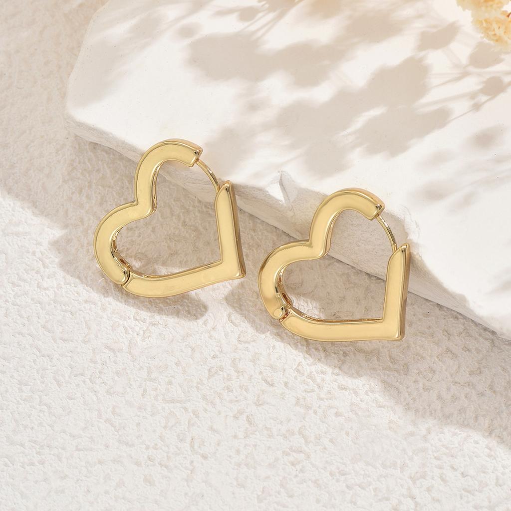 Simple geometric style women's jewelry, versatile high-end heart-shaped design earrings, niche fashion ear buckles for women