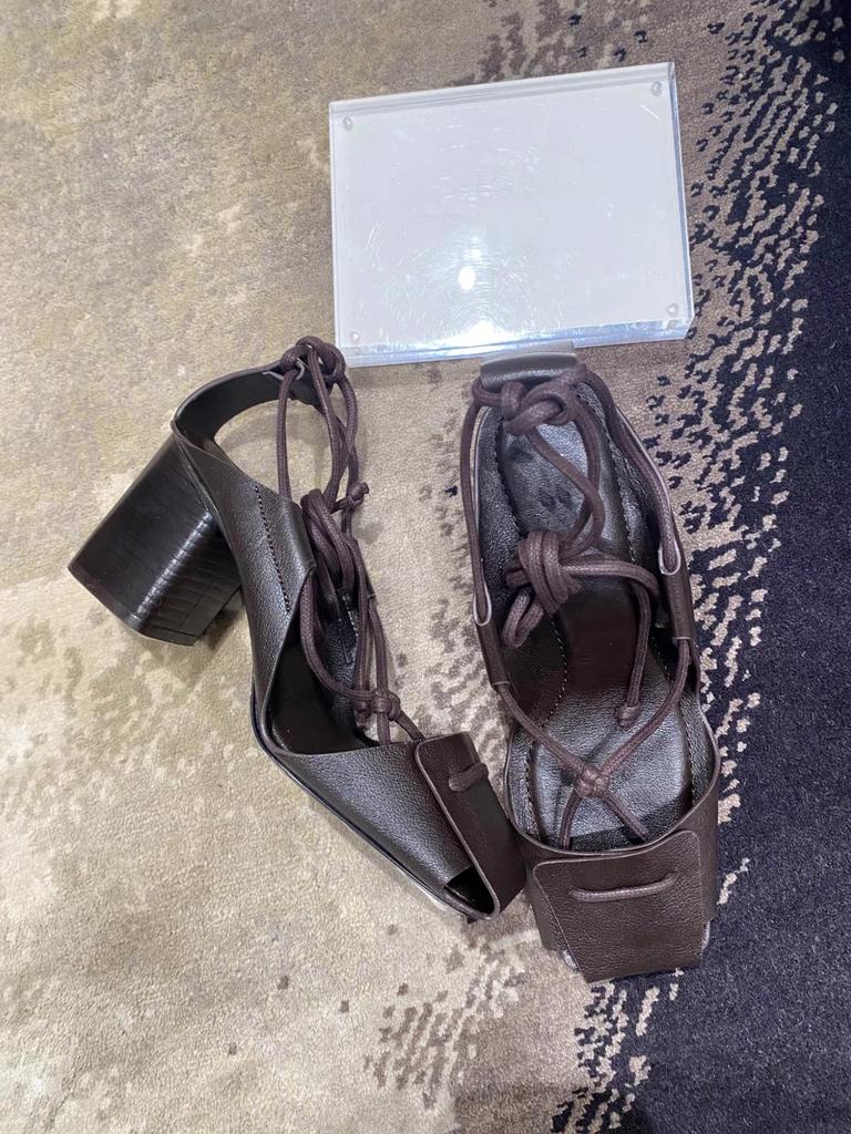 Niche retro straps hollow high-heeled sandals women's new summer thick-heeled bag head Roman sandals