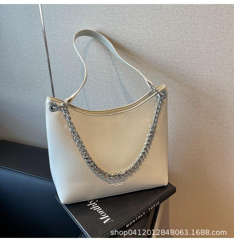 

Модная текстурированная цепочка, сумка-багет, 2025 новая большая вместительная повседневная сумка-мессенджер, трендовая сумка на плечо для поездок на работу бежевый