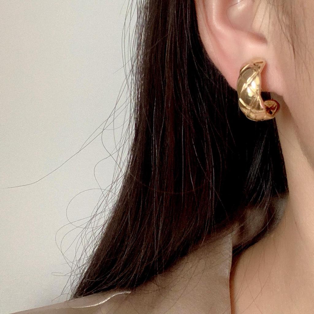 Cold Style Plaid Earrings: Non-Pierced Clip-On French Fashion for Women