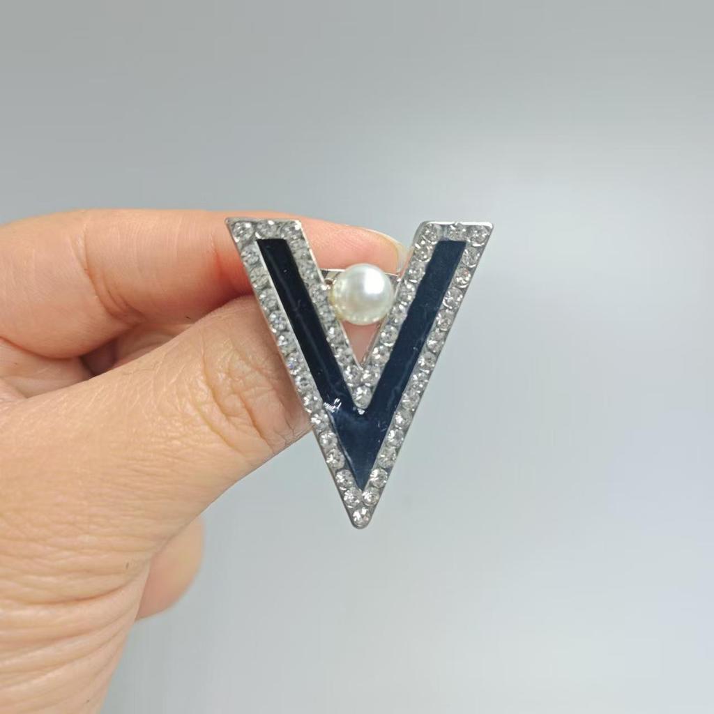 Elegant Pearl Tulip Brooch - Simple and Sophisticated Clothing Accessory