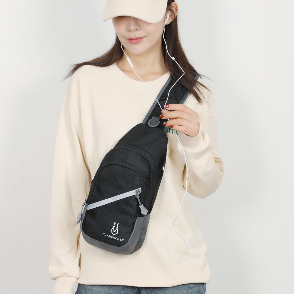 Umhängetasche aus ultraleichtem, wasserabweisendem Nylon mit Öffnung für Kopfhörer