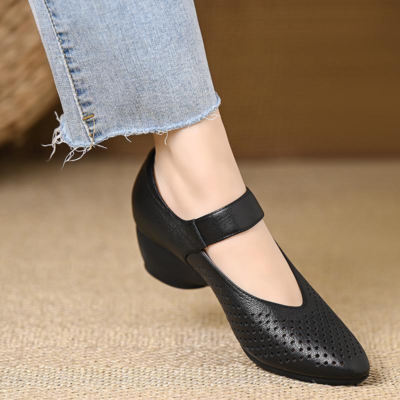 

Новые китайские повседневные туфли с неглубоким вырезом, женские, весна-лето 2025, новые, полые, лакированные, на ультрамягкой подошве, удобные сандалии на танкетке 40