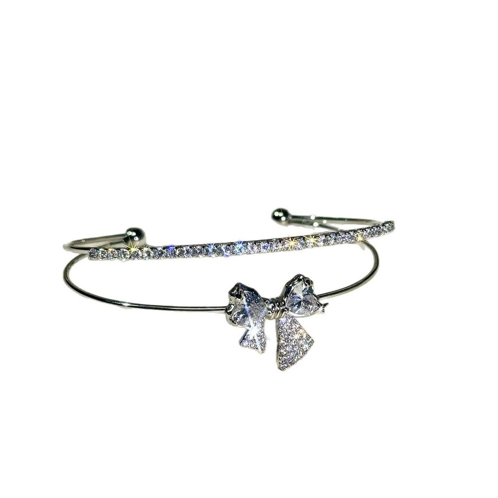 Elegant Zircon Geometric Open Bangle: A Luxurious, Versatile Bracelet for Women.