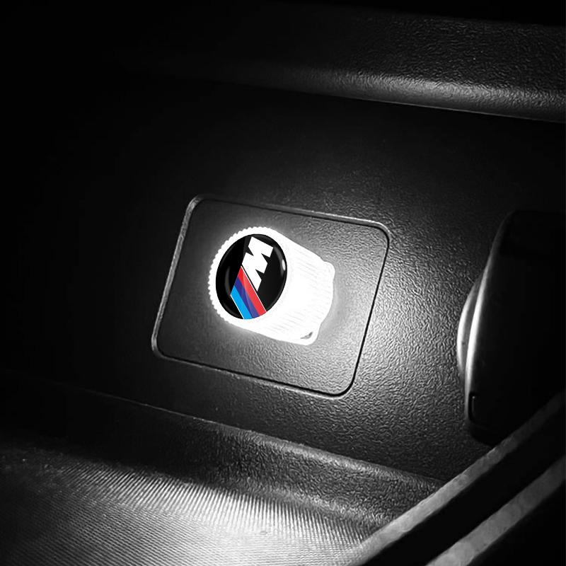 1 stk USB M LOGO Emblem Bil LED Lys Auto Interiør Atmosfærelys For BMW X7 X3 X4 X5 X6 3 4 5 6 7 Serie Z4 M M3 M5 M6 E38 E39 E46 E53 E60 E61