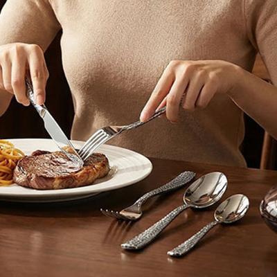 Westliches Geschirr Edelstahl Gezacktes Steakmesser Scharfe Gabelzinken Gebogener Löffel Spülmaschinenfest Gehämmertes Muster Besteck