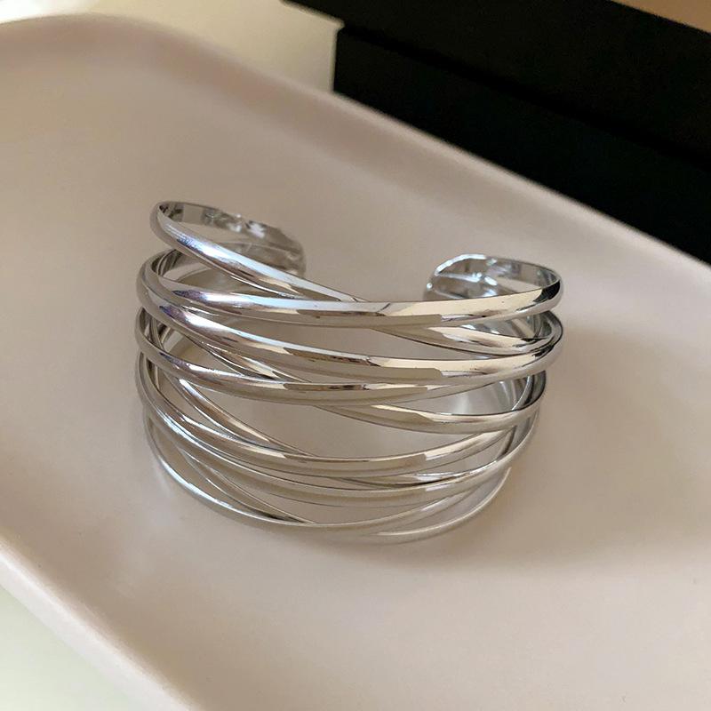 European & American Pleated Metal Bangle: Elegant Cold-Style Bracelet with High-End Luxury Design