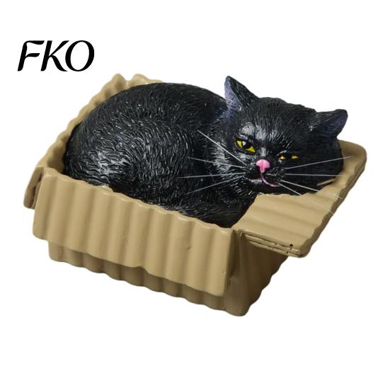 Small Desktop Ornament for Cat Lovers Mini Ornaments, Simulation Express Carton with Resin Kitten Figurines, Cute Healing Desk Accessory Car Dashboard