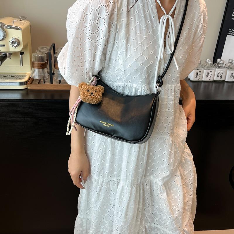 Solid color niche design simple and fashionable dumpling bag new versatile shoulder armpit messenger bag