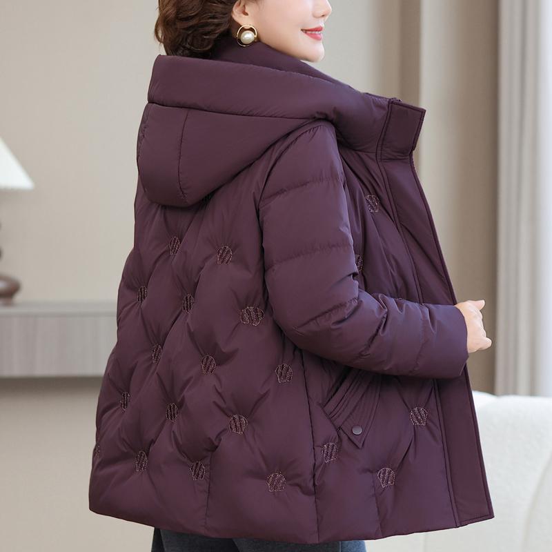 Nadměrná velikost XL-6XL Dámská krátká prošívaná bunda středního věku Zimní svrchní oděv s kapucí Elegantní výšivka Hřejivé péřové kabáty