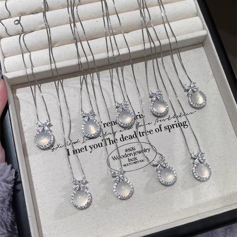 2026 Ice Clear White Chalcedony Pendant Necklace Female Agate Exquisite Light Luxury Premium Sense Small Fragrant Clavicle Chain